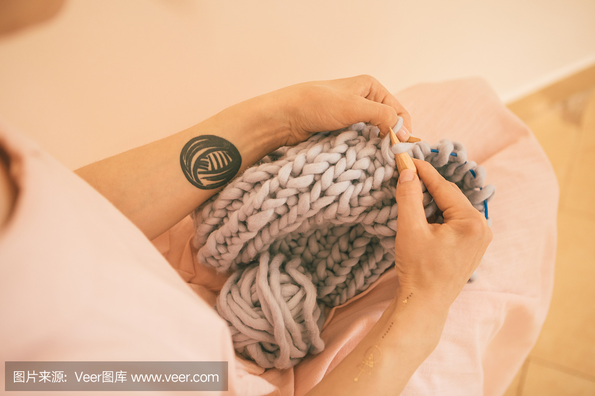 手工爱好编织手。美丽的休闲冥想放松。