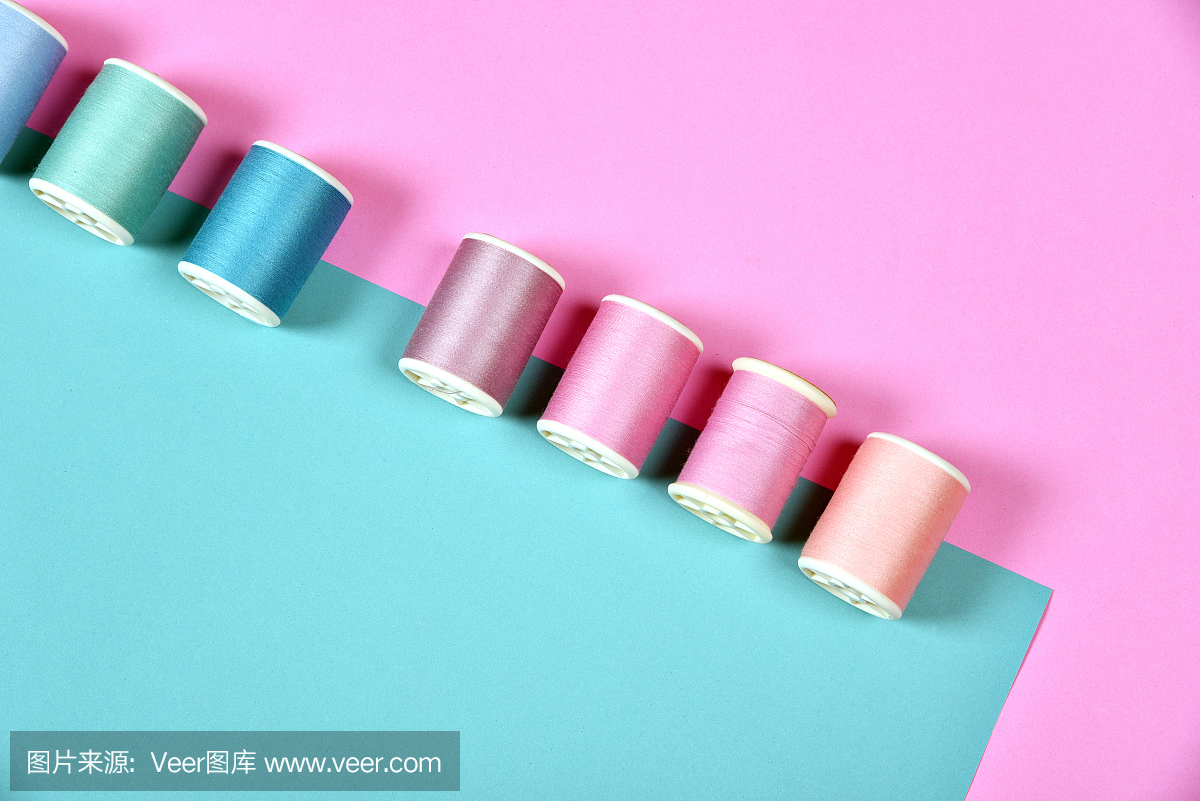 线卷,彩色线组在缝纫桌上,工艺,缝纫和缝纫概念。